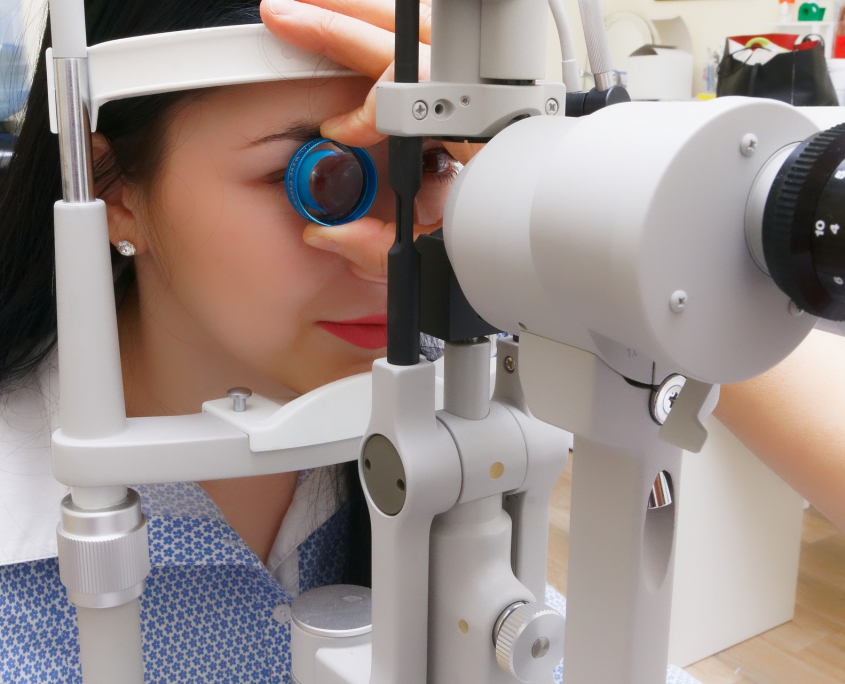 ד"ר שולמית שורץ, רופאת עיניים בבדיקת עיניים למטופלת